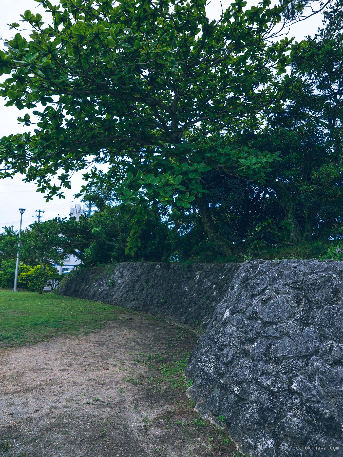 経塚の碑｜妖怪から地域を守る perfect okinawa